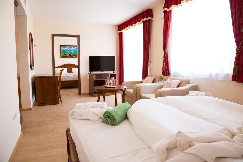Luxury Hotel Siófok Quarto foto