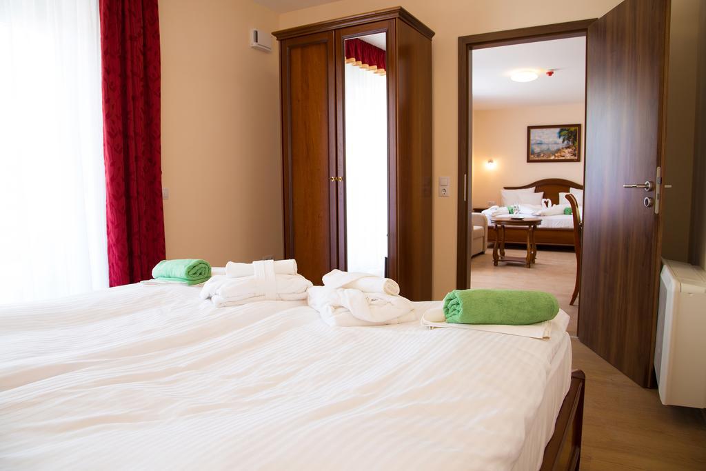 Luxury Hotel Siófok Quarto foto